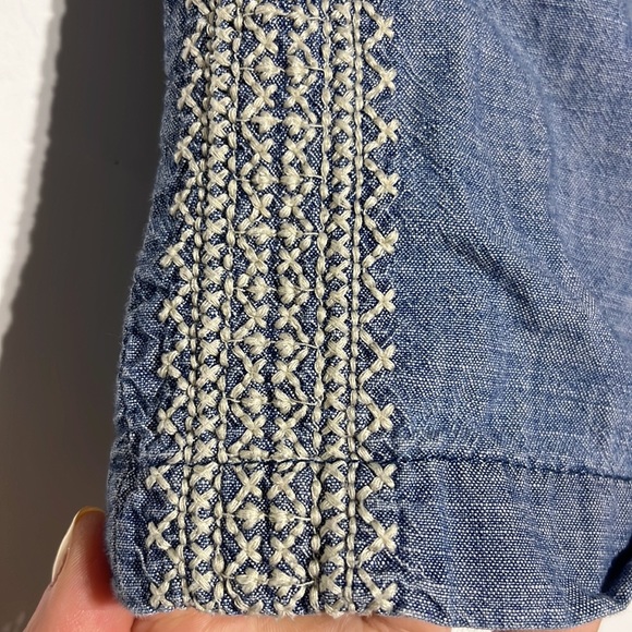 GAP Kid’s Blue Cream Embroidered Floral Stitch Shirt Size Small - Picture 3 of 7